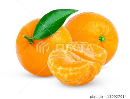 Ripe fresh mandarin or tangerine citrus fruits and peeled half of clementine isolated. Clementine with green fresh leaf and cut in a slice with clipping path. Ripe fresh mandarin or tangerine citrus fruits and peeled half of clementine isolated. Clementine with green fresh leaf and cut in a slice with clipping path. 139927914