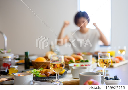 食事と喜びのポーズ 食事と喜びのポーズ 139927956