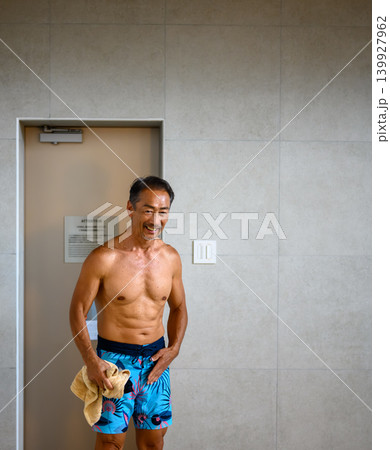 笑顔の男性と水着 笑顔の男性と水着 139927962