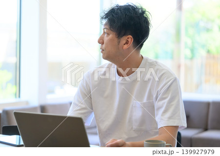 ノートパソコンに向かう男性 139927979