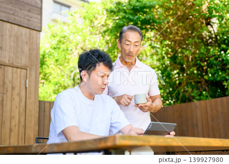 屋外でタブレットを見る二人 139927980