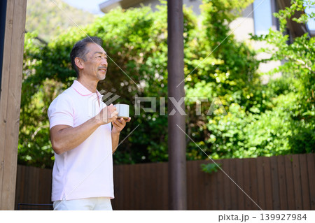 庭でコーヒーを楽しむ男性 139927984