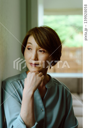 窓の外を見る女性 139928058