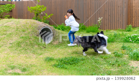 犬と遊ぶ少女 犬と遊ぶ少女 139928062