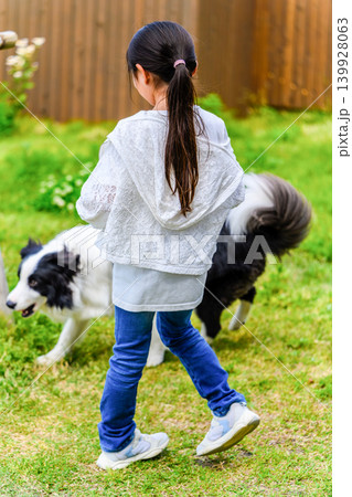 少女と犬、庭を散歩 少女と犬、庭を散歩 139928063