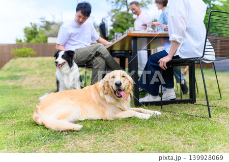 庭で犬と食事を楽しむ人々 庭で犬と食事を楽しむ人々 139928069