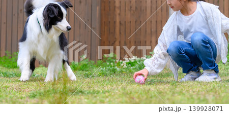 犬と子供の庭遊び 犬と子供の庭遊び 139928071