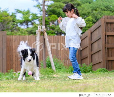 少女と犬の庭での遊び 少女と犬の庭での遊び 139928072