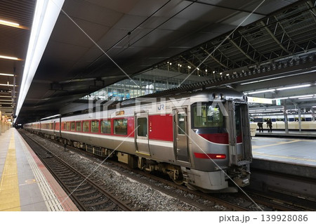 大阪駅に停車する鳥取行きの特急はまかぜ 大阪駅に停車する鳥取行きの特急はまかぜ 139928086