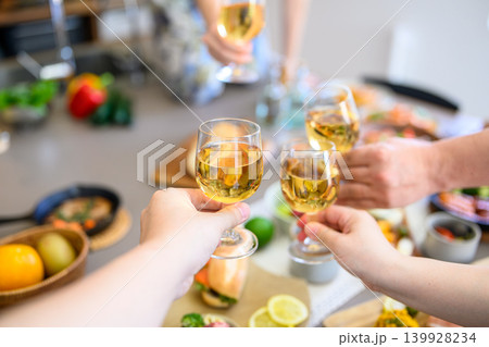 グラスを掲げて乾杯する人々 グラスを掲げて乾杯する人々 139928234