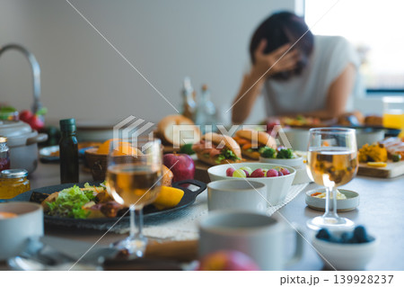 食卓と苦悩する人物 食卓と苦悩する人物 139928237