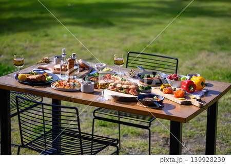 屋外での食事のテーブル 屋外での食事のテーブル 139928239