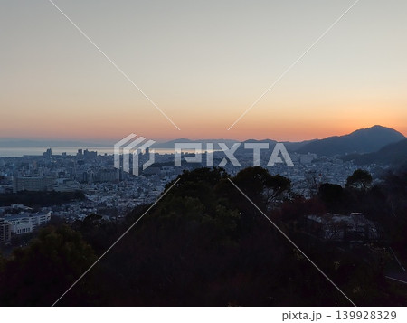 摩耶山から望む神戸の美しい夜景と夕暮れの街並み 摩耶山から望む神戸の美しい夜景と夕暮れの街並み 139928329