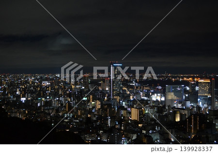 摩耶山から望む神戸の美しい夜景と夕暮れの街並み 摩耶山から望む神戸の美しい夜景と夕暮れの街並み 139928337