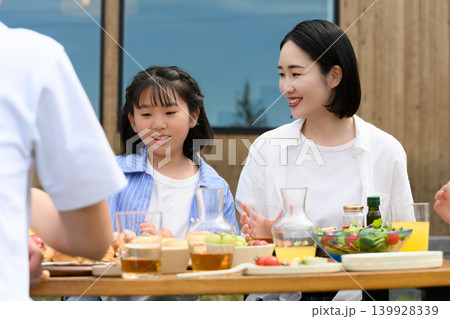 屋外で食事を楽しむ母娘 屋外で食事を楽しむ母娘 139928339
