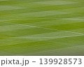 緑の芝生が美しいサッカーのピッチ 139928573