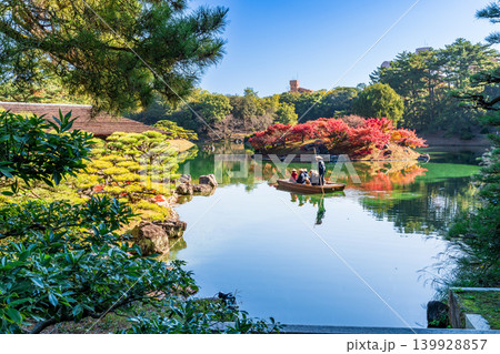 【特別名勝】栗林公園　晩秋の風景　南湖と掬月亭と和船2　香川県高松市 139928857