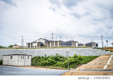 災害対策で高台に整備された近代的な公共施設と強固な擁壁 災害対策で高台に整備された近代的な公共施設と強固な擁壁 139928905