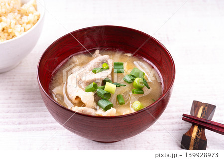 豚肉と新玉ねぎの味噌汁 豚肉と新玉ねぎの味噌汁 139928973