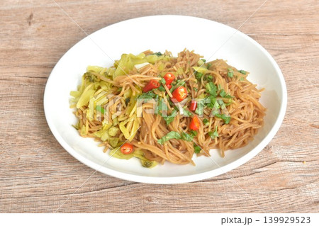 stir-fried Thai fermented rice noodles with chili topping pickled cabbage on plate stir-fried Thai fermented rice noodles with chili topping pickled cabbage on plate 139929523