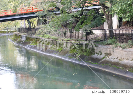 赤い橋と川のある風景 赤い橋と川のある風景 139929730
