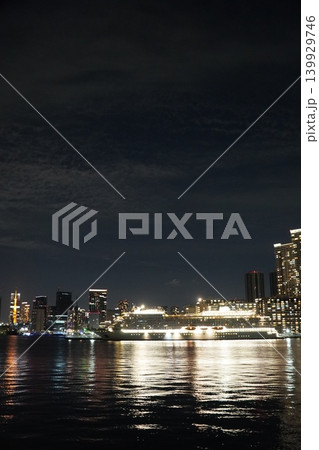 豊洲ぐるり公園から望む東京夜景 晴海ふ頭に停泊する大型客船と東京タワー 豊洲ぐるり公園から望む東京夜景 晴海ふ頭に停泊する大型客船と東京タワー 139929746