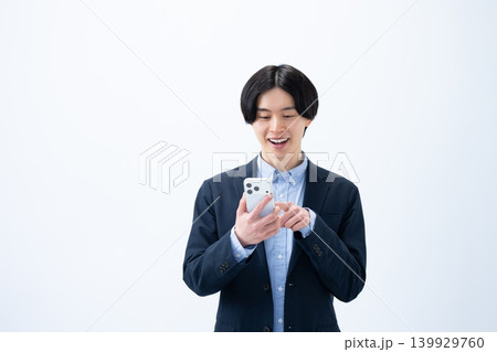 スマホを操作するビジネスマン スマホを操作するビジネスマン 139929760