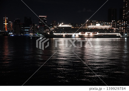豊洲ぐるり公園から望む東京夜景 晴海ふ頭に停泊する大型客船と東京タワー 139929784
