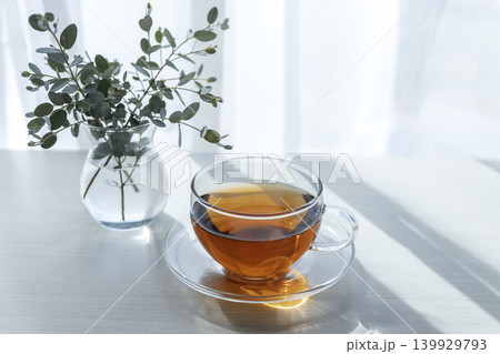 朝の光が差し込むテーブルの紅茶とユーカリ 朝の光が差し込むテーブルの紅茶とユーカリ 139929793