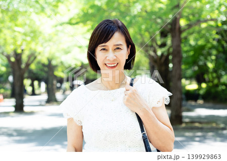 通勤するミドル女性 139929863