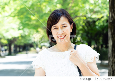 通勤するミドル女性 139929867