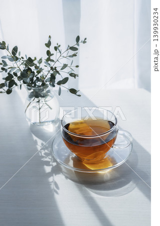 光が差し込む部屋の紅茶とユーカリのある静かな朝 光が差し込む部屋の紅茶とユーカリのある静かな朝 139930234