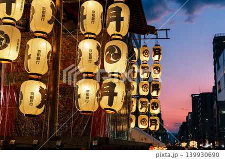 祇園祭　宵山  夕焼けと月鉾 139930690