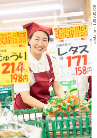 スーパーで働くパート女性 139930759
