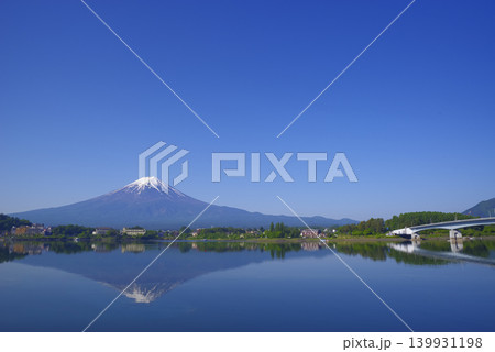 河口湖越しに眺める雄大な富士山 河口湖越しに眺める雄大な富士山 139931198