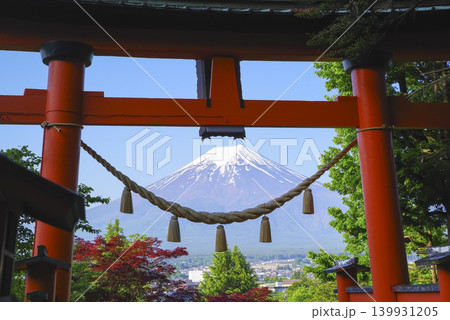 浅間神社の鳥居越しに眺める富士山 139931205
