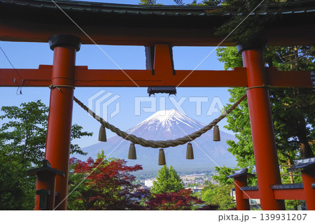 浅間神社の鳥居越しに眺める富士山 139931207