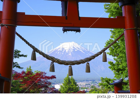 浅間神社の鳥居越しに眺める富士山 浅間神社の鳥居越しに眺める富士山 139931208