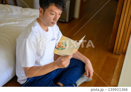男性が本を読む 男性が本を読む 139931366