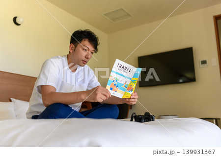旅行ガイドを読む男性 139931367