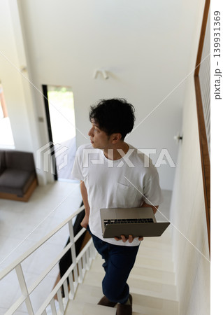 階段を上る男性とノートパソコン 139931369