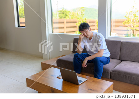 疲労感を感じる男性 疲労感を感じる男性 139931371