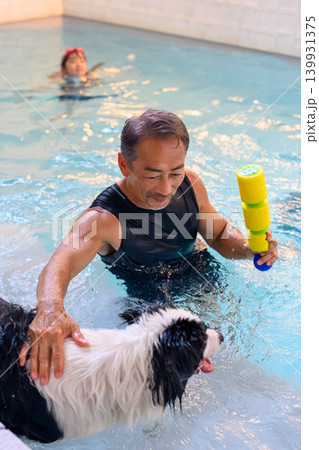 プールで犬と遊ぶ男性 139931375