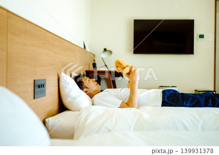 ベッドでベアと男性 ベッドでベアと男性 139931378