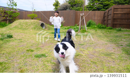 犬と遊ぶ少女 犬と遊ぶ少女 139931511