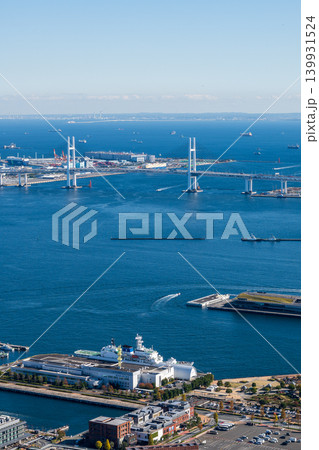 横浜ランドマークタワーから見下ろす横浜ベイブリッジと横浜港の絶景 139931524