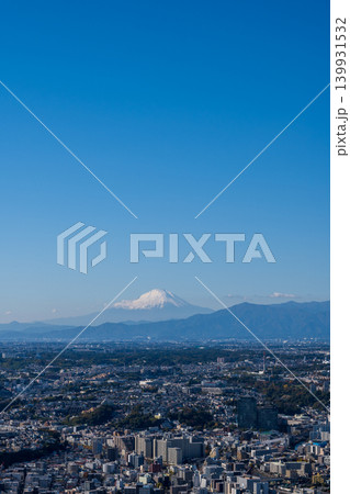 展望台から市街地の向こうに仰ぐ冠雪の富士山と丹沢の山並み 139931532