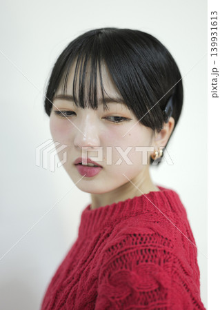 魅力的な美しい20代の若い女性 ポートレート写真 魅力的な美しい20代の若い女性 ポートレート写真 139931613