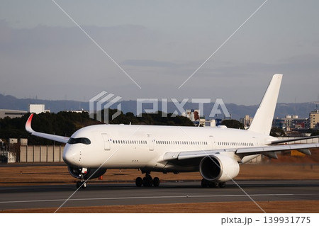 離陸に向けて滑走するエアバスA350型旅客機 139931775