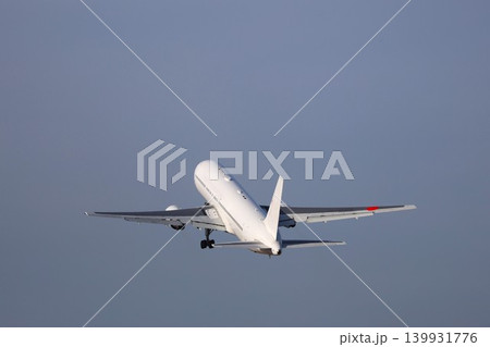 離陸して空へ飛び立っていく飛行機 離陸して空へ飛び立っていく飛行機 139931776